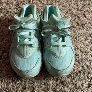 Girl’s Nike Huarache